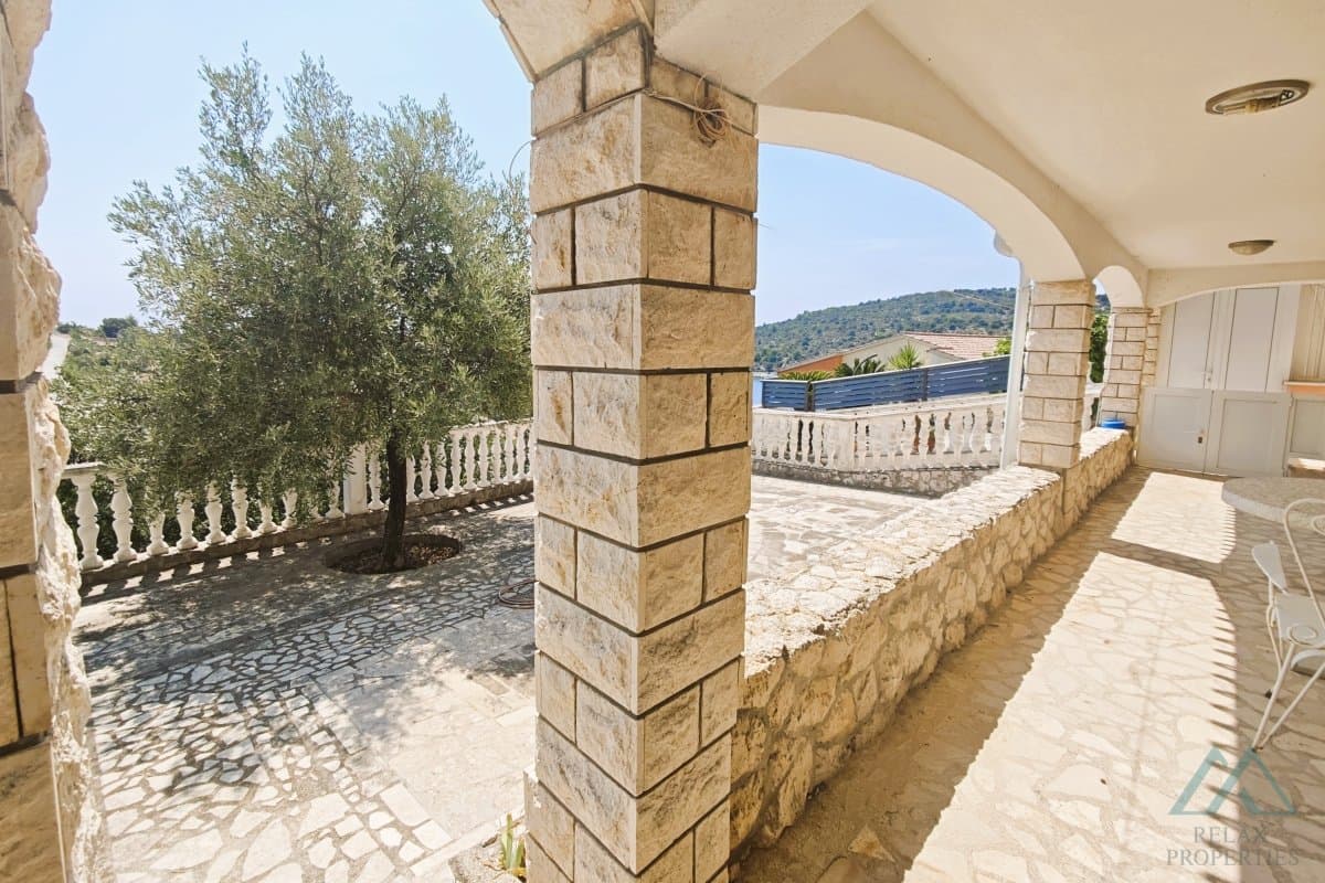 Luxusní vila s bazénem a olivovým hájem jen 70 m od moře, Rogoznica, Chorvatsko - foto 9