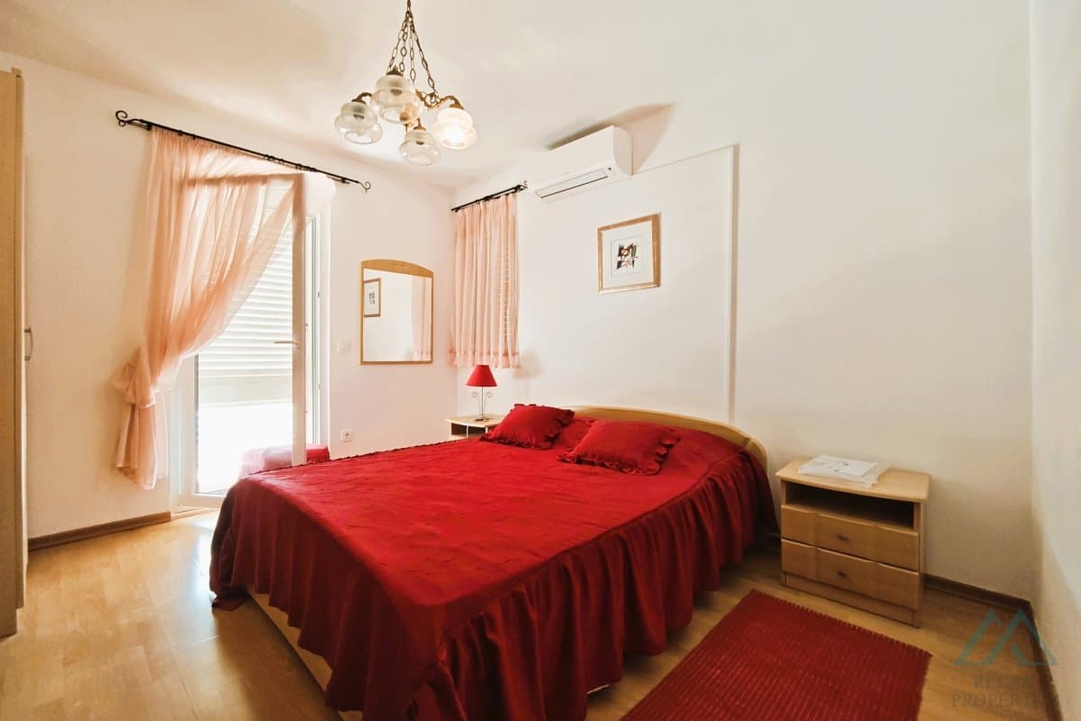 Luxusní vila s bazénem a olivovým hájem jen 70 m od moře, Rogoznica, Chorvatsko - foto 12