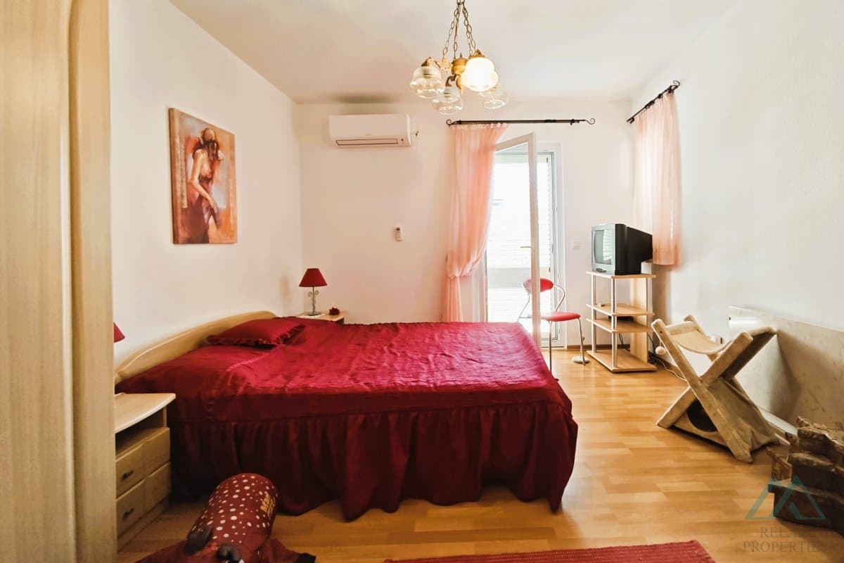 Luxusní vila s bazénem a olivovým hájem jen 70 m od moře, Rogoznica, Chorvatsko - foto 13