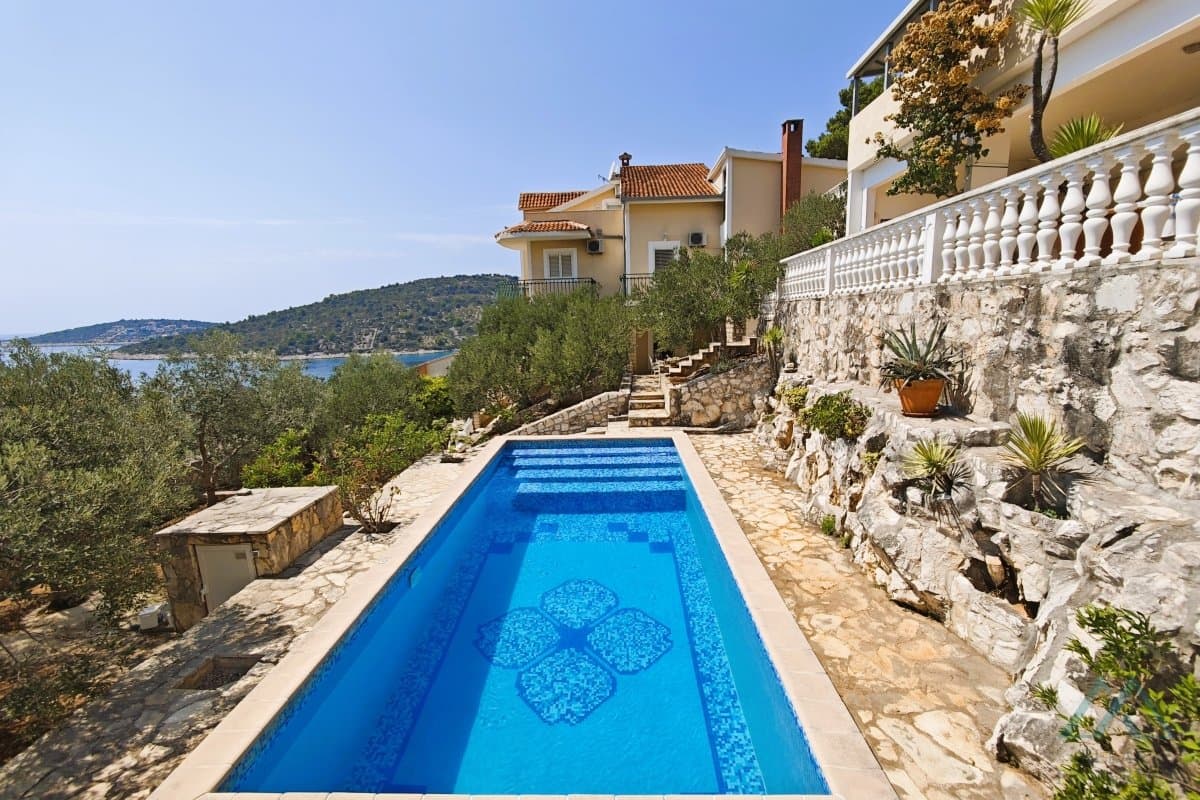 Luxusní vila s bazénem a olivovým hájem jen 70 m od moře, Rogoznica, Chorvatsko - foto 2