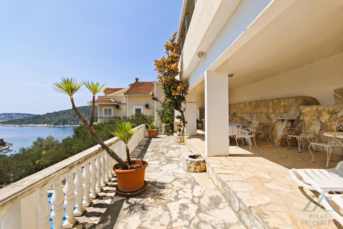 Luxusní vila s bazénem a olivovým hájem jen 70 m od moře, Rogoznica, Chorvatsko - foto 17