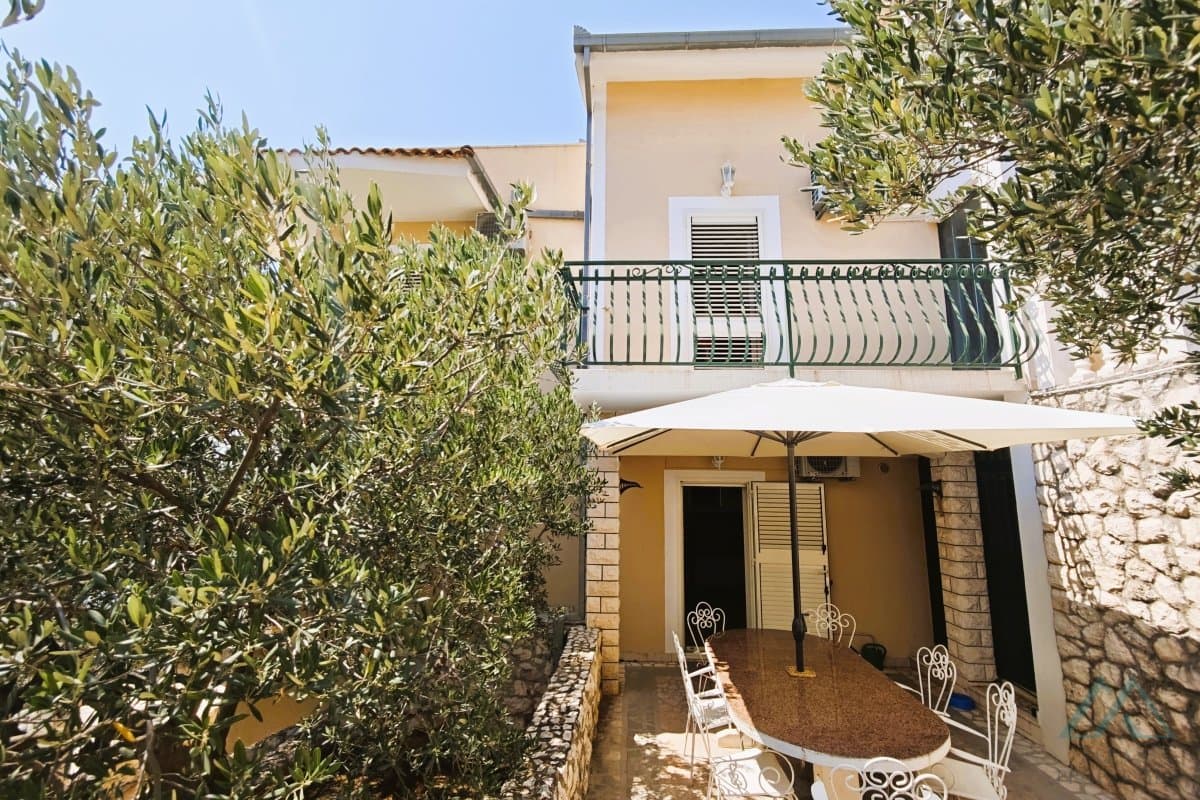 Luxusní vila s bazénem a olivovým hájem jen 70 m od moře, Rogoznica, Chorvatsko - foto 18