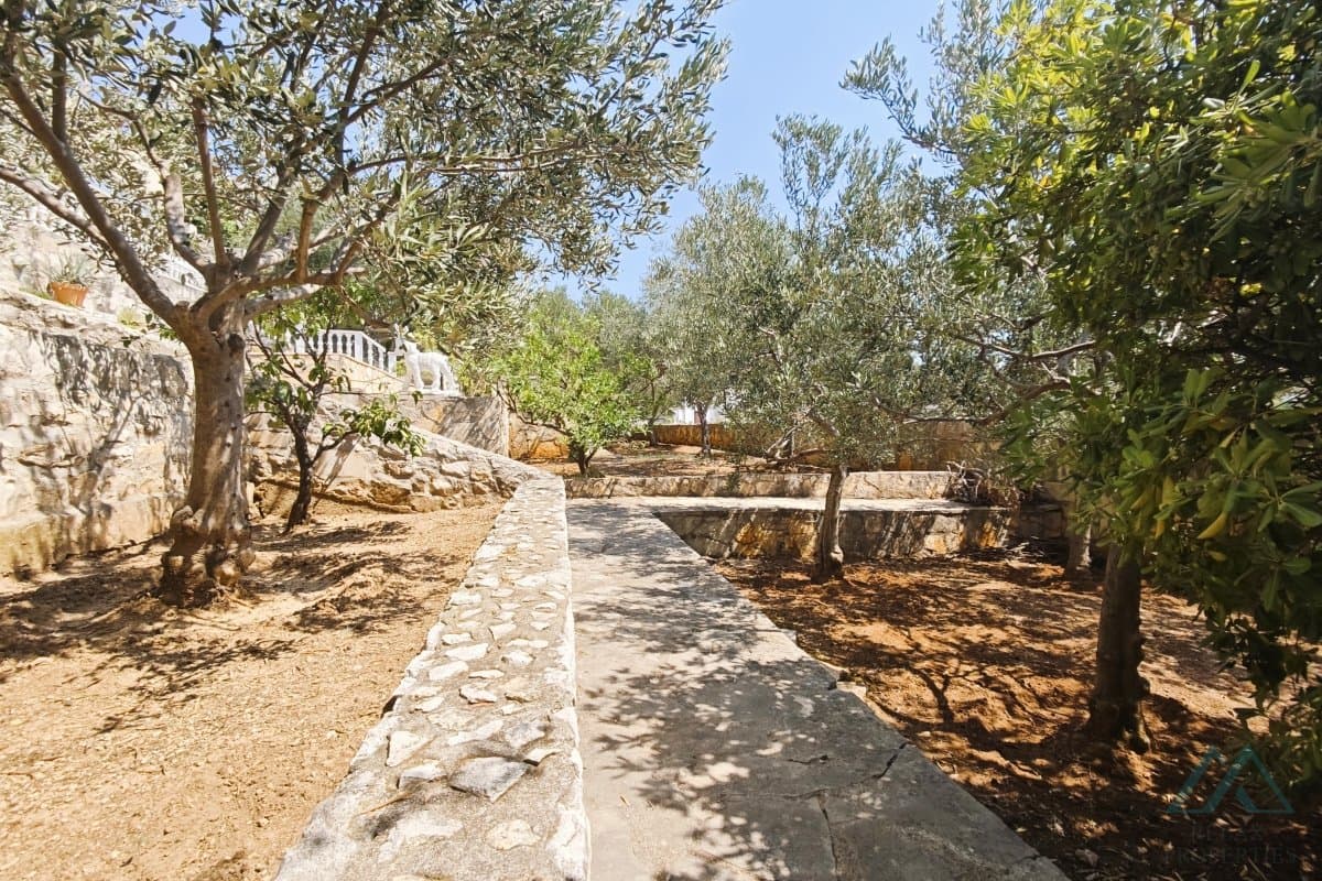Luxusní vila s bazénem a olivovým hájem jen 70 m od moře, Rogoznica, Chorvatsko - foto 21
