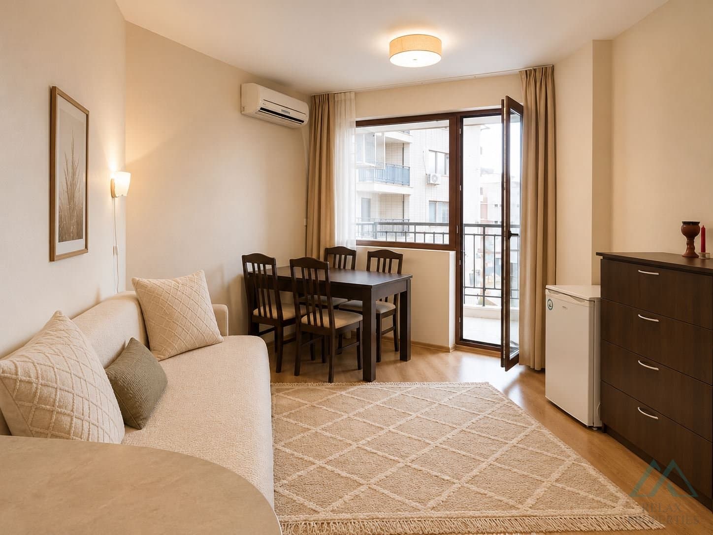 Zařízený apartmán 2+kk s výhledem na bazén v centru Slunečného pobřeží - foto 8