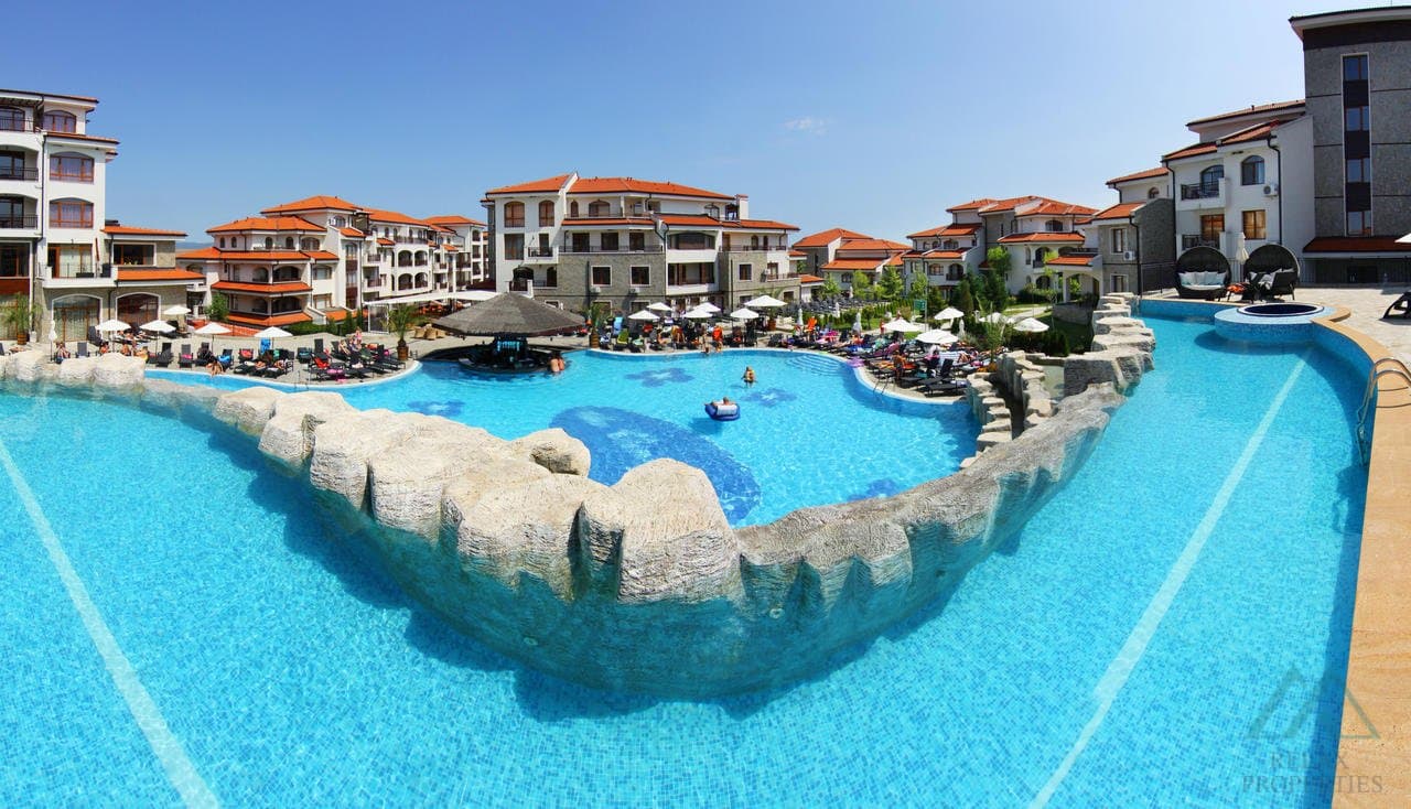 Světlý apartmán 2+kk s výhledem na bazén, 4* Vineyards SPA Resort, Aheloy - 1
