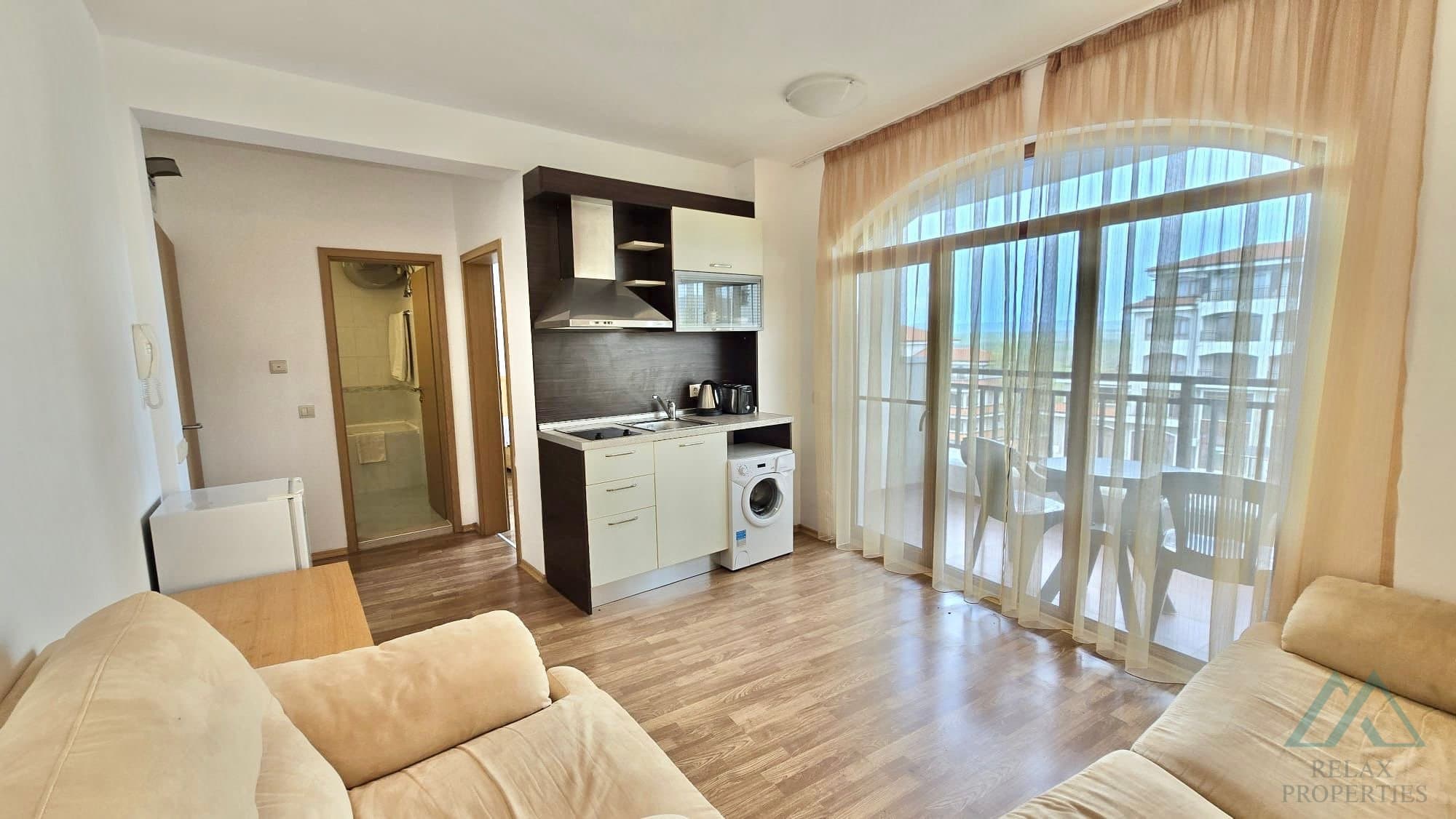Světlý apartmán 2+kk s výhledem na bazén, 4* Vineyards SPA Resort, Aheloy - 2