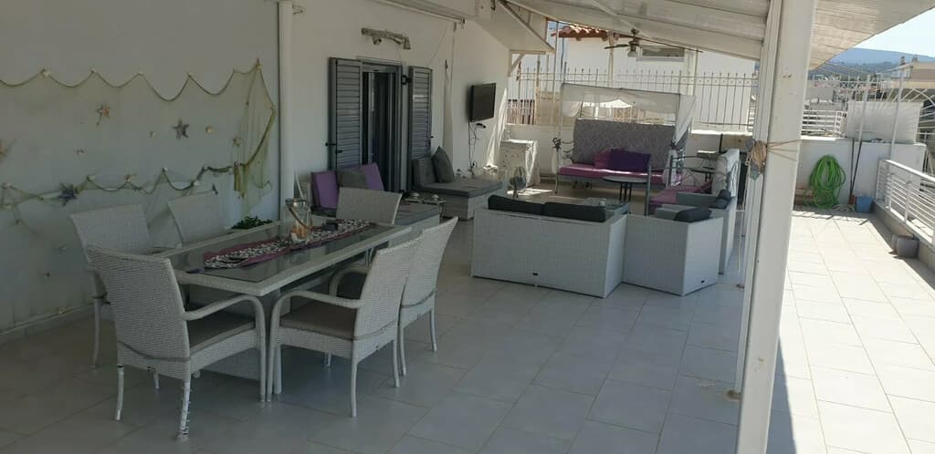 Apartmán s velkou terasou ve známém letovisku Loutraki na Peloponésu - 1