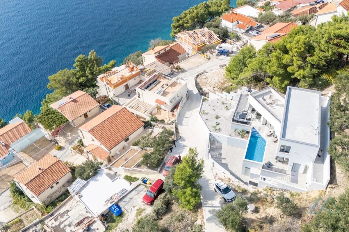 Vila s panoramatickým výhledem na moře a nekonečným bazénem, 70 m od moře, Omiš - Dalmácie - 1