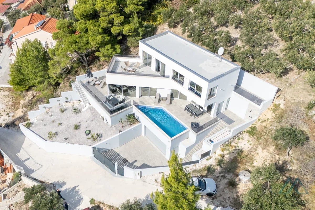 Vila s panoramatickým výhledem na moře a nekonečným bazénem, 70 m od moře, Omiš - Dalmácie - 2