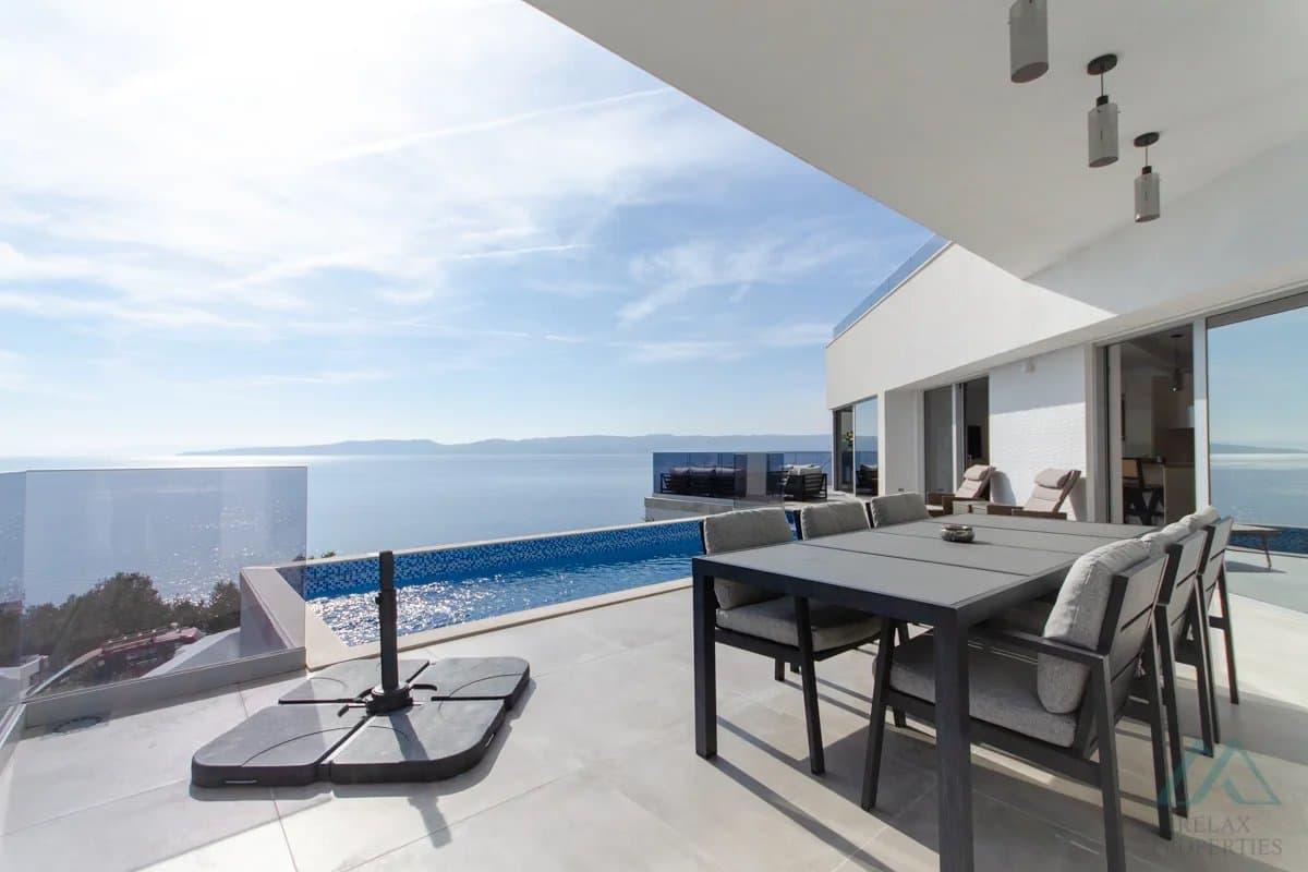 Vila s panoramatickým výhledem na moře a nekonečným bazénem, 70 m od moře, Omiš - Dalmácie - 5
