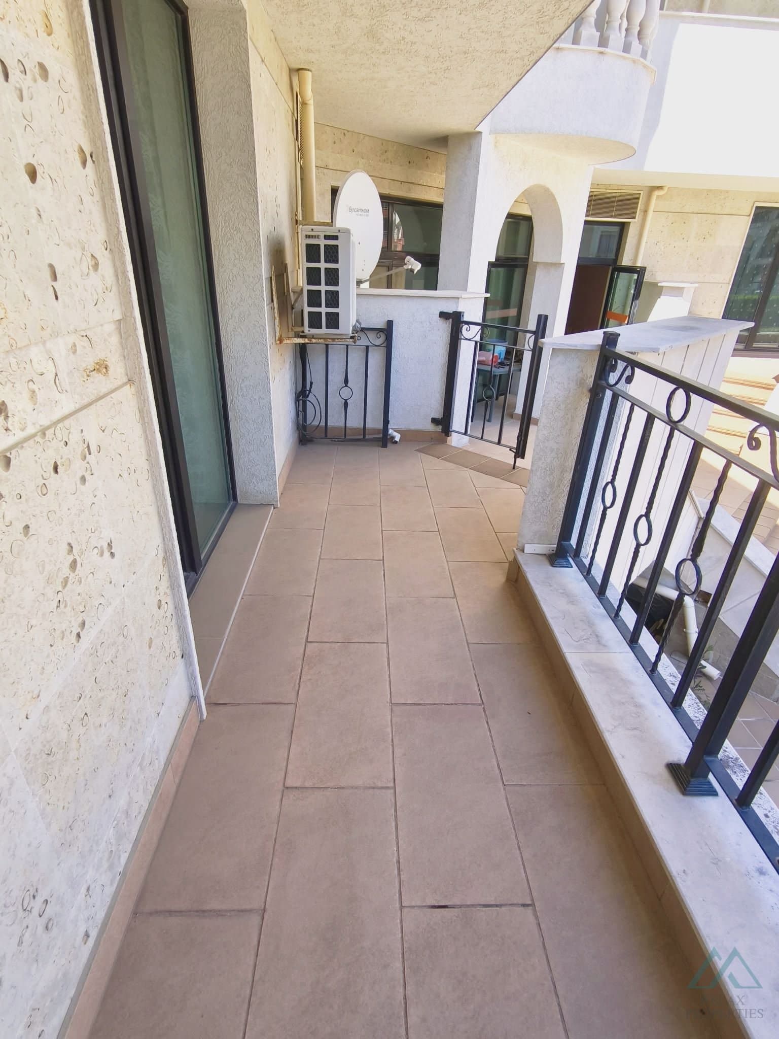 Zařízený apartmán 2+kk s výhledem na bazén v centru Slunečného pobřeží - 2