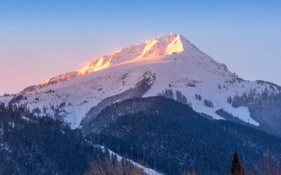 Bansko – ráj pro lyžaře, turisty, golfisty a milovníky termálních pramenů